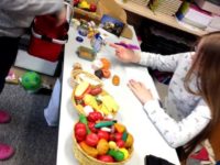 Montessori Grundschule Königs Wusterhausen_Markttreiben und Shopping im Englischunterricht_5